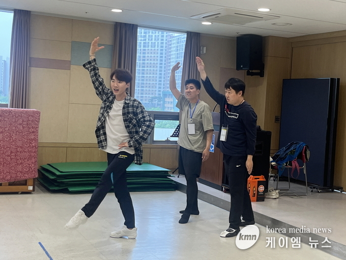 발레클래스에서 발레를 배우고 있다. 