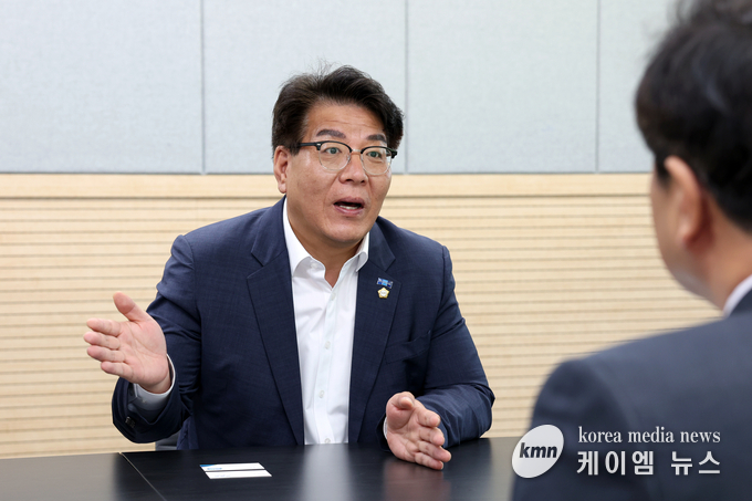 시위 도중 만난 사업 시행사 대표와 대화를 하고 있다. 사진/오산시의회 제공
