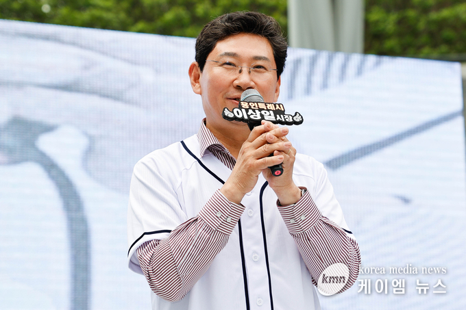 이상일 시장은 23일 진로·문화 축제에 참석해 무대 인터뷰에 응하며 청소년들에게 응원 메시지를 전했다.