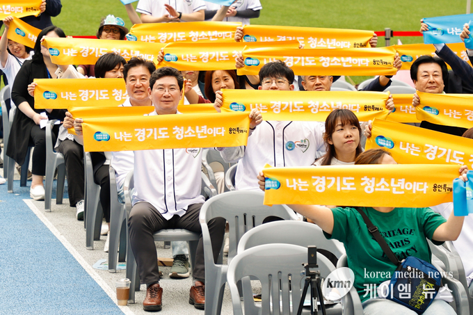  이상일 시장은 23일 2025 경기도 청소년 진로·문화 축제에 참석해 청소년들을 응원하고 있다.