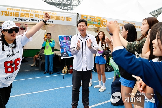 이상일 시장은 23일 2025 경기도 청소년 진로·문화 축제에 참석해청소년들과 인사 나눴다. 사진/용인특례시청 제공