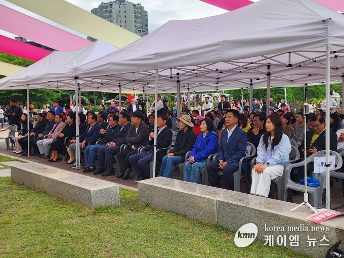2025 OH! 해피 장미빛 축제 개막식에 오산시를 대표하는 인사들이 함께하고있다.<사진/김영진기자>