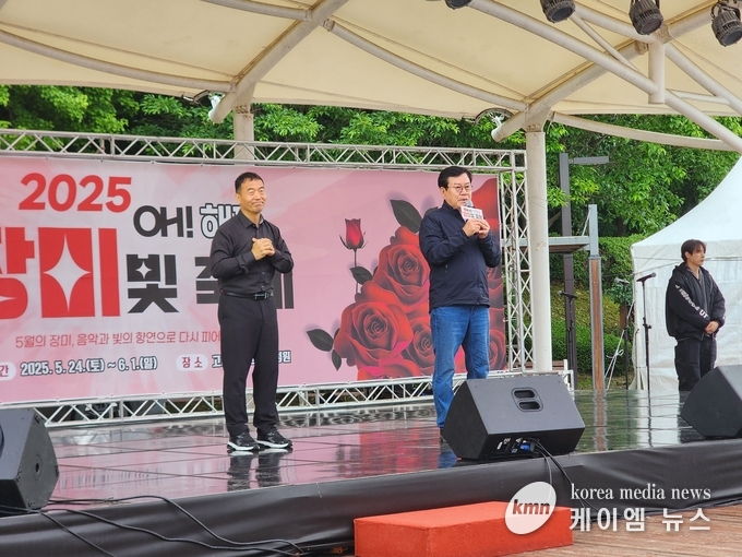 이상복 오산시의회 의장이 2025 OH! 해피 장미빛 축제 개막식을 축하하고있다.<사진/김영진기자>