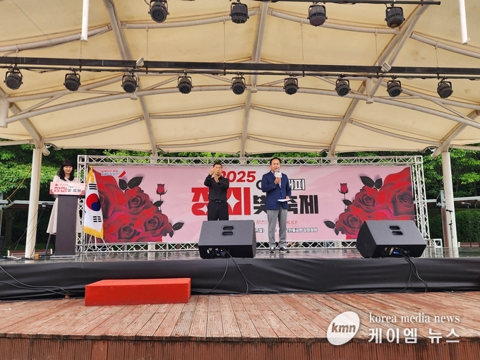 이권재 오산시장이 2025 OH! 해피 장미빛 축제 개막을 선언하고있다.<사진/김영진기자>