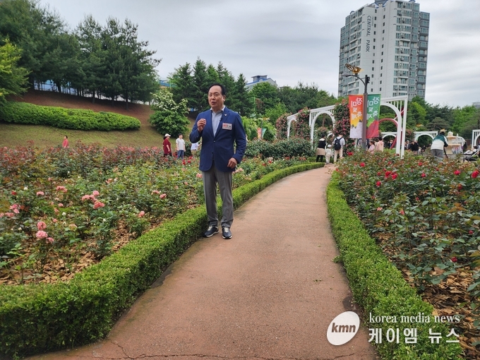 이권재 오산시장이 기자들의 질문에 답하고있다.<사진/김영진기자>