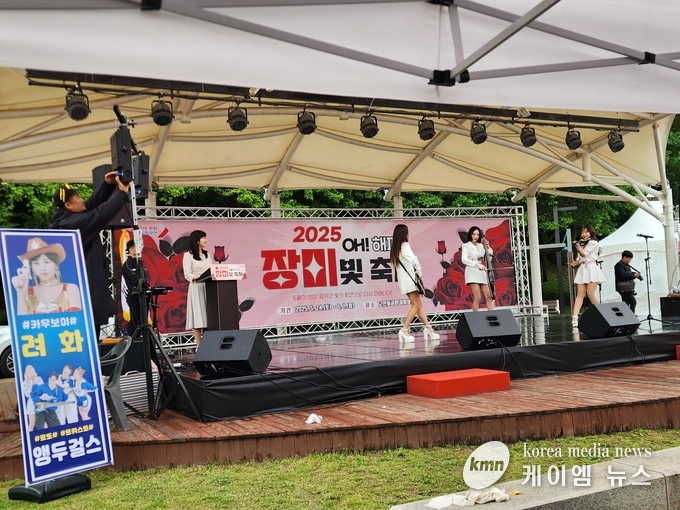 전자현악 팀 ‘티엘’이 식전 공연으로 분위기를 띄우고있다.<사진/김영진기자>