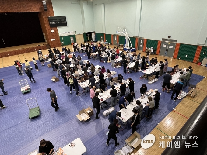 21대 대통령선거 투표안내문 발송을 위해 선거사무원들이 구슬땀을 흘리며 작업하고 있다, 사진/화성특례시청 제공