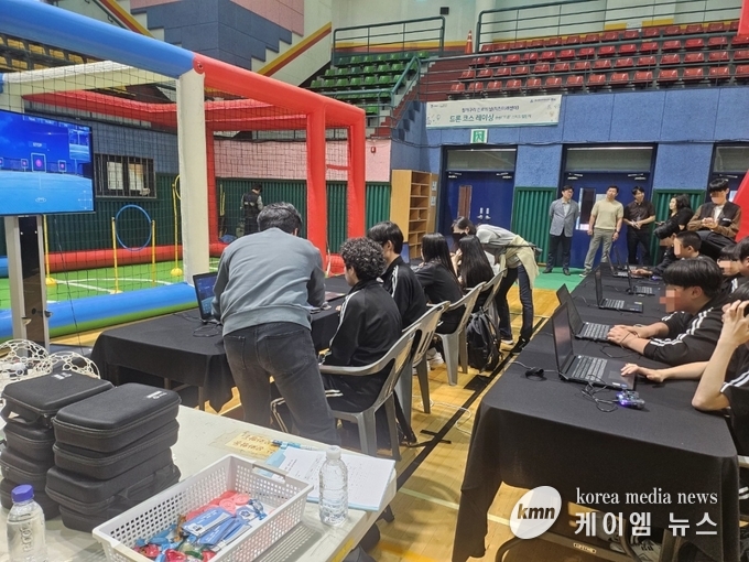 드론 조종 체험 프로그램을 운영 하고 있다. 사진/수원특례시청 제공