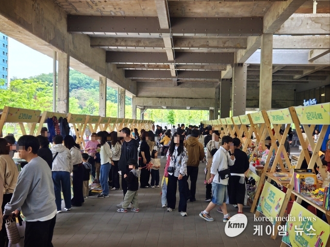 수원 스타필드 복합문화공간 111CM에서 키즈 플리마켓을 열고 있다. 사진/수원특례시청 제공