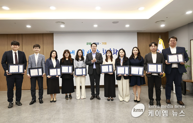 정명근 시장과 우수직원 표창을 받은 직원들이 함께 기념 촬영을 하고 있다. 사진/화성틀례시청 제공