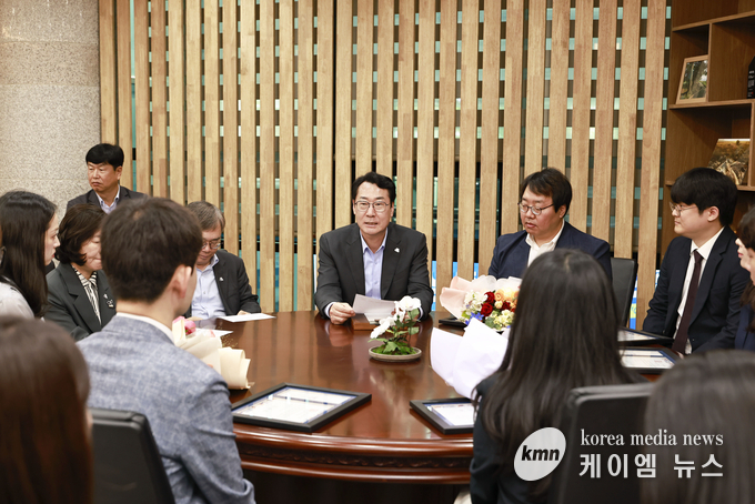 정명근 시장과 우수직원들이 함께담소를 나누고 있다.