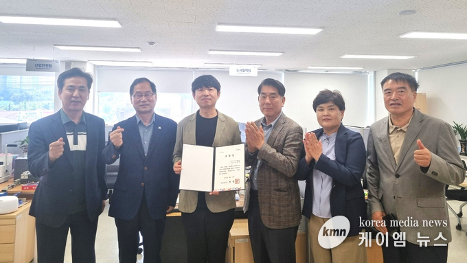  시민옴브즈만이 적극행정 표창받은 공무원과 함께 기념촬영하고 있다. 사진/화성특례시청 제공