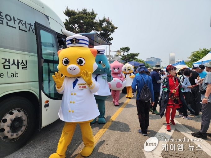 코리요들이 거리행진을 하고있다. 사진/김영진 기자