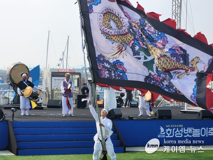 뱃놀이 축제의 대표 콘텐츠인 ‘풍류단의 항해’ 해상 퍼포먼스 사진/김영진 기자
