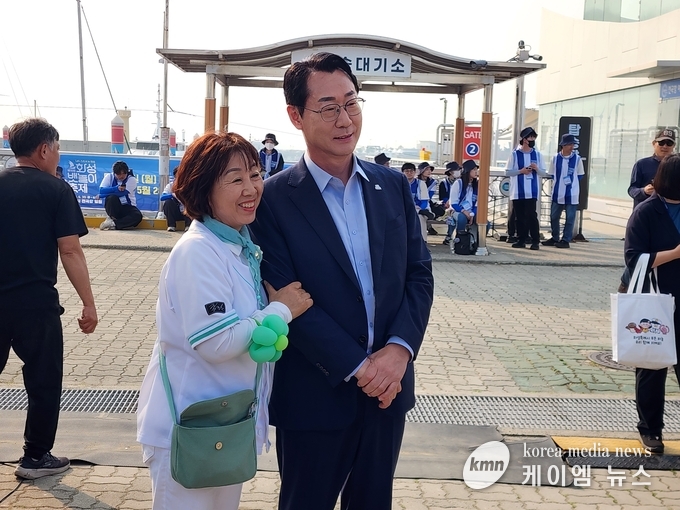 정명근 시장이 시민과 함께 기념촬영하고 있다.<사진/김영진기자>