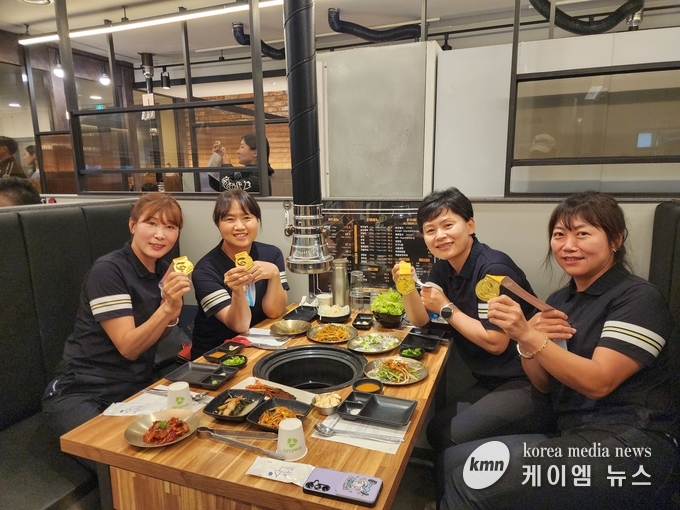 골프 단체전과 개인전에서 우승을 차지한 선수들이 금메달을 들어올리며 기뻐하고있다.<사진/김영진기자>