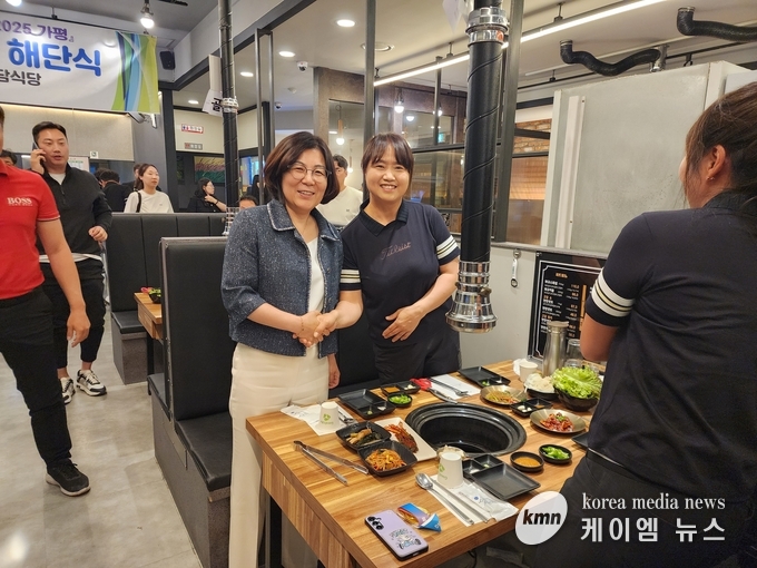 김보라 안성시장이 선수들과 기념촬영을 하고있다. <사진/김영진기자>