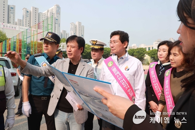  이상일 시장은 30일 서룡초를 찾아 학교 주변 통학로를 점검하고 있다. 사진/용인특례시청 제공