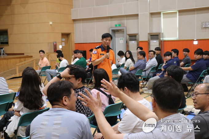 지난 29일 장애인 특수학교인 성심학교에서 교직원을 대상으로 화재안전교육을 하고 있다. 사진/오산소방서 제공