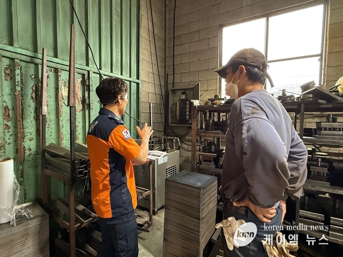 소규모 공장 밀집지역의 화재 위험성을 설명 하며 철저한 안전관리를 당부하고 있다. 사진/용인소방서 제공