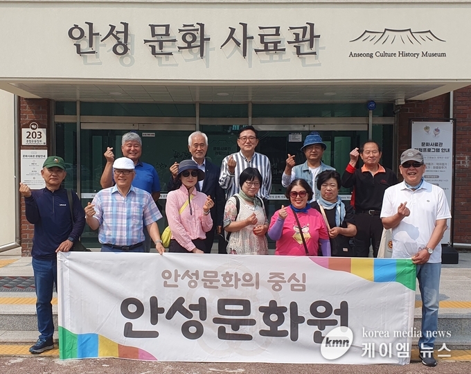 탐방기념사진 사진/안성문화원 제공