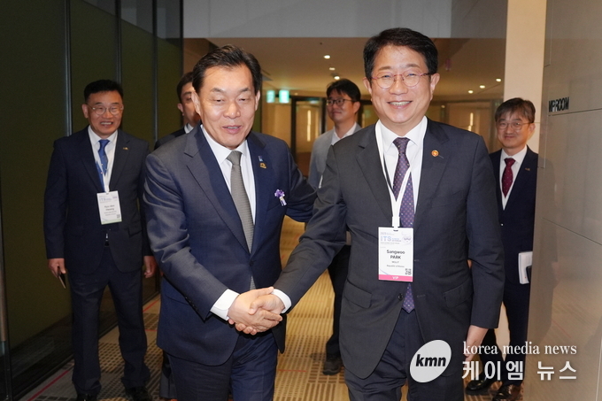 이재준 시장(왼쪽)이 박상우 국토교통부 장관과 함께하고 있다.