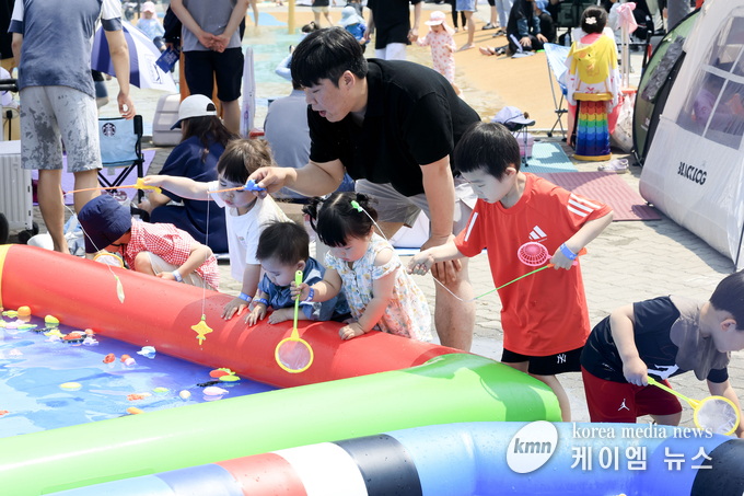 뱃놀이 축제를 찾은 가족 단위 관람객들이 낚시놀이 프로그램에 참여하고 있다. 사진/화성특례시청 제공