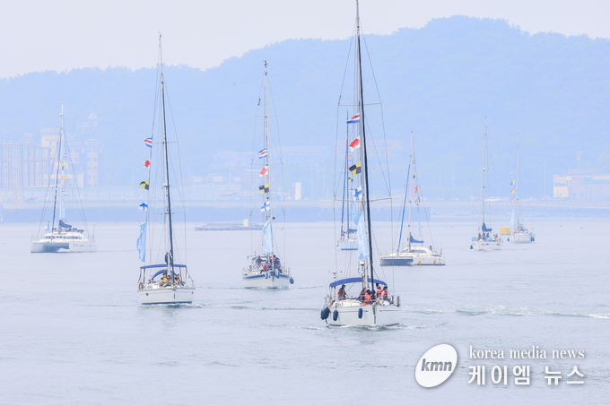  제15회 뱃놀이축제를 찾은 관광객들이 요보트 승선체험을 하고 있다. 