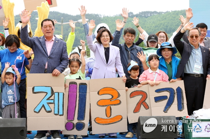 안성시장 김보라와 안성시의장 안정열이 시민들과 같이하고 있다. 사진/안성시청 제공
