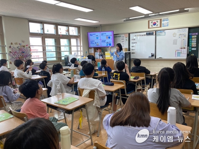 함께해요 어린이 치매파트너 교육을 진행하고 있다. 사진/안성시청 제공