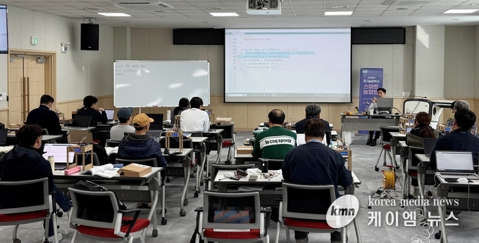 경기도농업기술원에서 교육을 하고있는 모습 사진/경기도청 제공