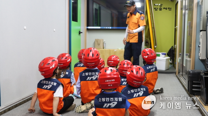 이동안전체험차량 내부에서 이뤄진 실감형 체험을 하고 있다. 사진/ 화성소방서 제공