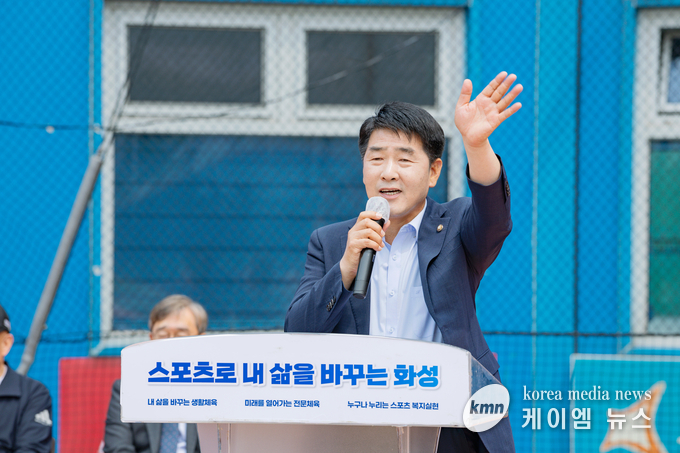 배정수의장이 축사에서 대한민국의 위상위상을 보여달라며 손을 들어 보이고 있다. 사진/화성특례시의회 제공