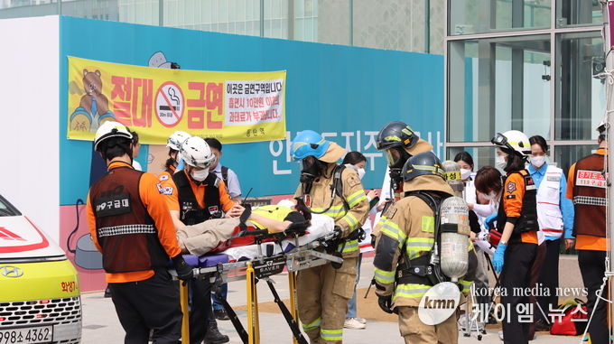 동탄역에서 열차 추돌사고 및 복합재난에 대비한 긴급구조 종합훈련을 하고 있다. 사진/화성소방서 제공