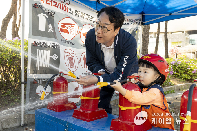  정명근시장이 화성특례시 어린이날 영유아가족 어울림축제에서 어린이와 소화기 체험을 하고 있다. 사진/화성특례시청 제공