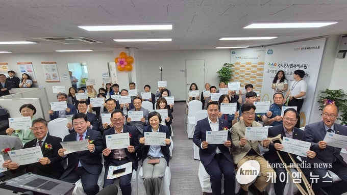 행사 참석자들이 피켓을 들고 있다. 