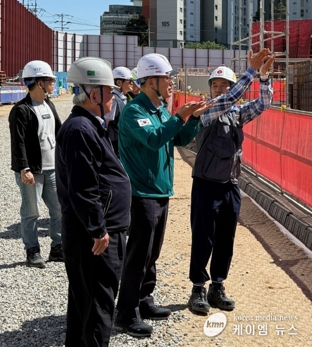 김대순 행정2부지사는 현장을 둘러보며 점검사항 확인 및 안전관리 강화를 당부하고 있다. 사진/경기도청 제공