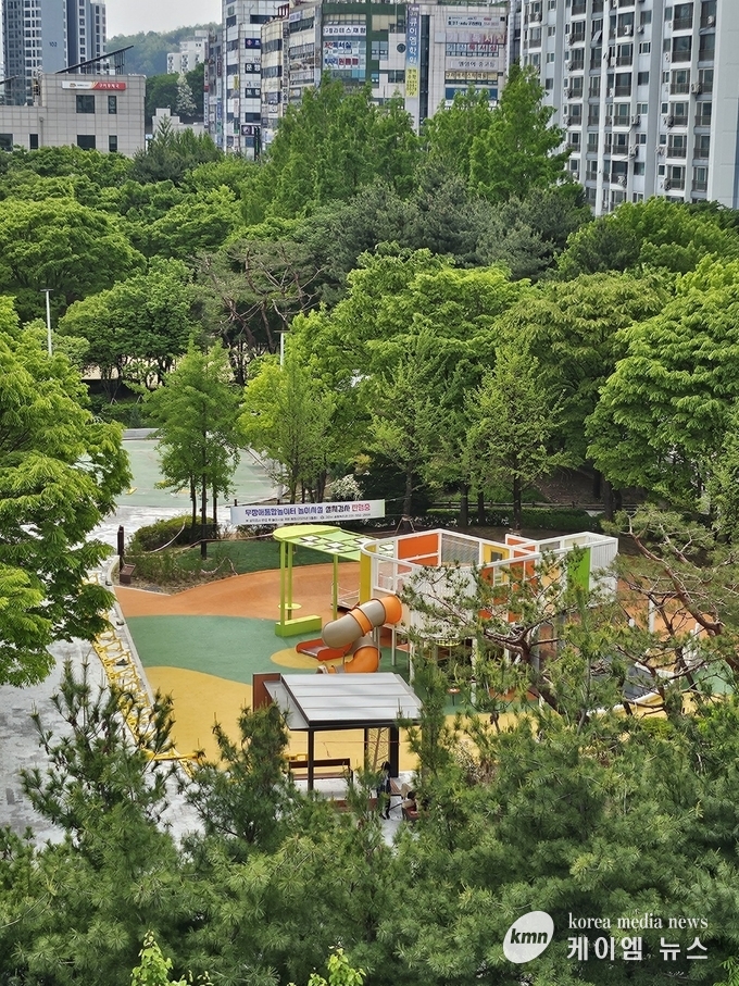 친환경 코르크 바닥재 사용으로 안정성과 만족도를 높은 놀이시설 전경 사진/경기도의회 제공