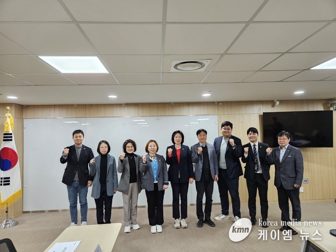 9명으로 구성된 부지선정위원회가 함께 하고 있다. 사진/경기도의회 제공