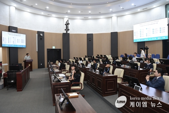 굿네이버스 경기 화성지부 청소년들이 모의 의회 체험을하고있다. 사진/ 화성특례시청 제공