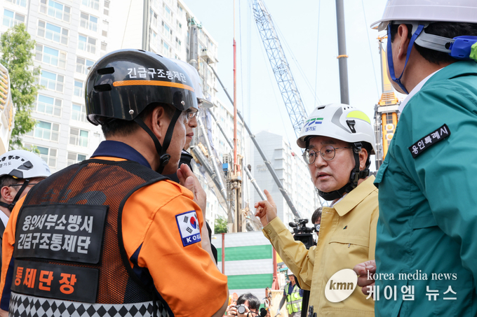 김 지사는 신속하게 마무리 되도록 소방대원과 관계기관에 당부하고 있다. 사진/경기도청 제공