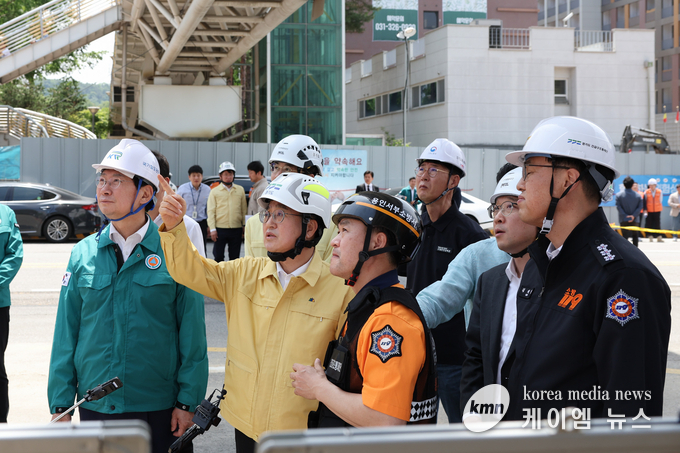 김동연 경기도지사는 현장을 찾아 사고 수습 상황을 점검하고 있다. 사진/경기도청 제공