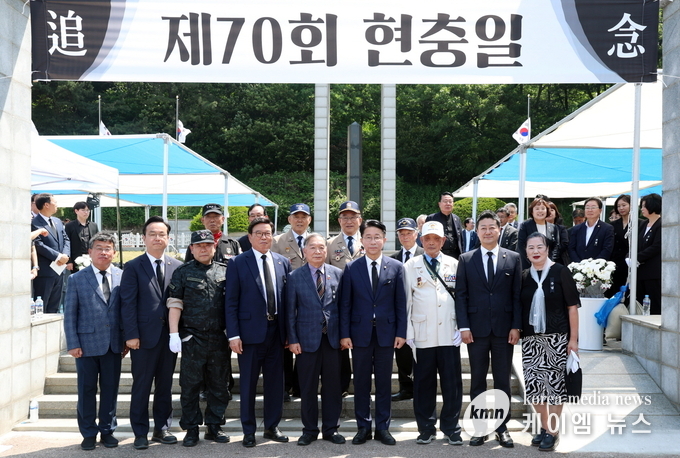 추념식에 참석자들이 기념촬영을 하고 있다. 사진/경기도의회 제공