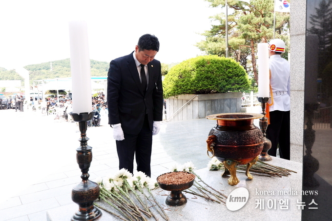 김 의장이 추념식에서 묵념, 헌화 및 분향을 하고 있다. 사진/경기도의회 제공