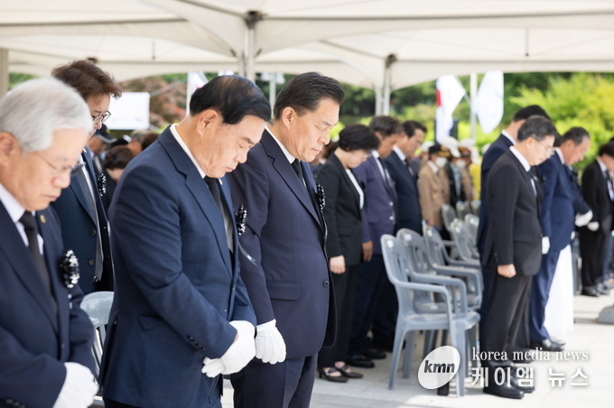 이재준 시장, 이재식 수원시의회 의장이 묵념을 하고 있다.