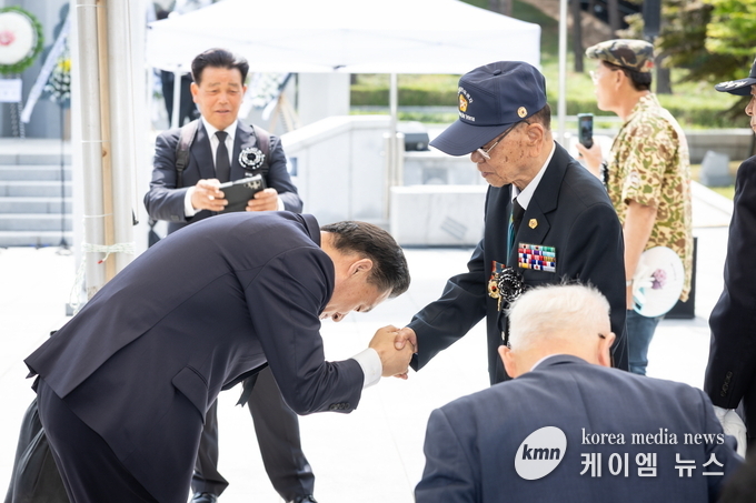 이재준 시장이 추념식에 참석한 국가유공자에게 인사하고 있다. 사진/수원특례시청 제공