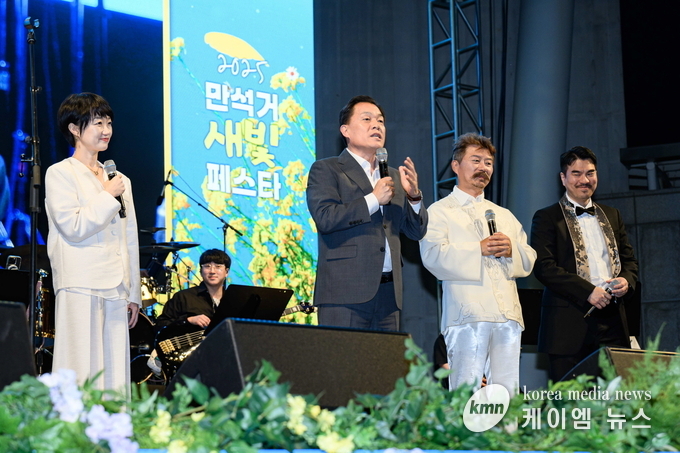 이재준 수원시장이 장안구가 주최한 만석거 새빛페스타 무대에서 인사말을 하고 있다. 사진/수원특례시청 제공