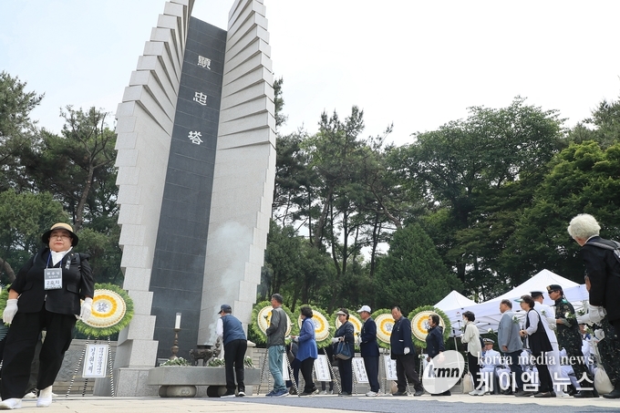 기관·사회단체장, 국가유공자 및 가족, 시민, 학생 등 900여명의 참석자들이 헌화와 분향을 하고있다. 사진/평택시청 제공