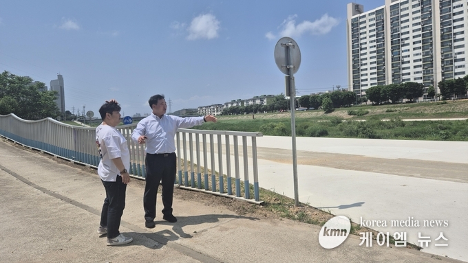 고준호 의원은 공릉 수변광장을 방문해 관계자와 논의하고 있다. 사진/경기도의회 제공