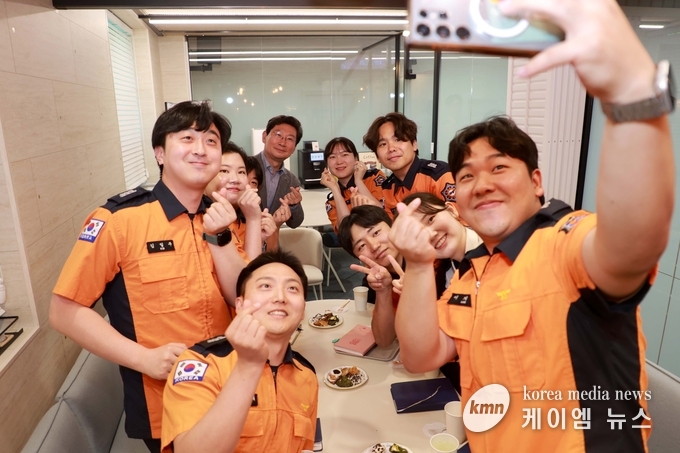 이 시장과 특강에 참석자들이 함께하고 있다. 사진/용인특례시청 제공